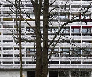 quoi derrière le vide laissé?