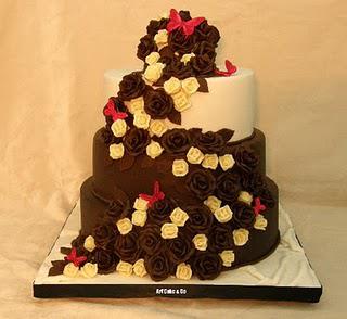 CASCADE DE FLEURSUn wedding cake avec une belle cascades ...