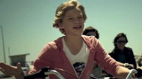 Cody Simpson craque pour Selena Gomez et Miley Cyrus