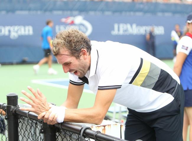 Julien Benneteau hurle de rire et oublie son poignet cassé en apprenant le score de France-Belarus