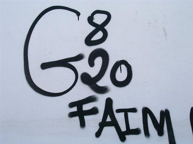 à quelques détails près