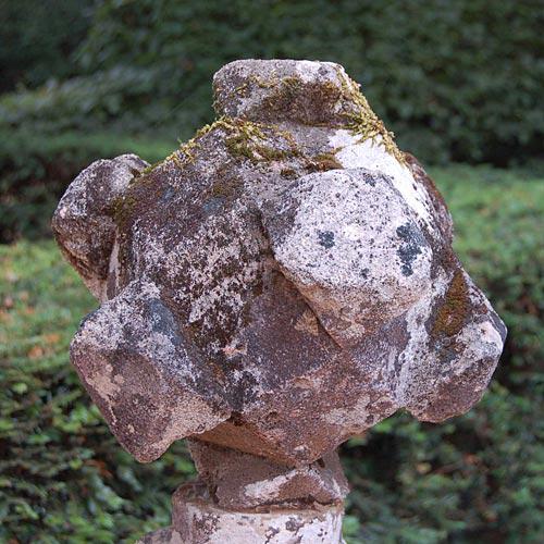 Une paire de polyèdres en pierre au manoir d'Eyrignac à Salignac-Eyvigues (24)