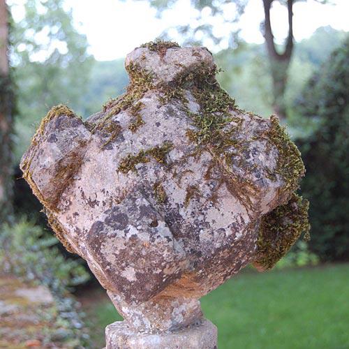 Une paire de polyèdres en pierre au manoir d'Eyrignac à Salignac-Eyvigues (24)