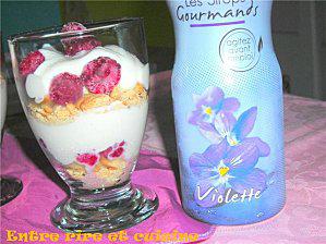 Tiramisu à la ricotta saveur violette et framboises aux pe