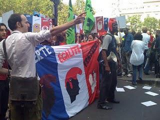 La différence entre un ouvrier et un patron : VIDEO photos pour la Manif contre le racisme d'état du 4 sept 2010 sans commentaires