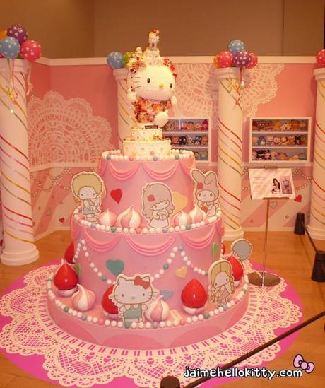 http://www.jaimehellokitty.com/images/Articles006/ichigocake.jpg