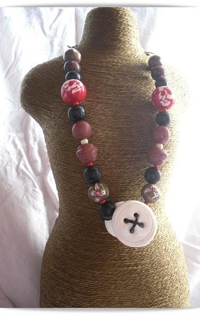 Prix en baisse sur collier rouge, noir et blanc