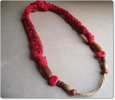 Collier ruban tressé rouge et perles en bois