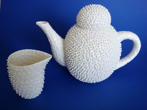 Nucleolus+Pofupofu+teapot+and+spiky+milk+jug+72 Les céramiques étranges de Ikuko Iwamoto   Céramique Design & Moderne