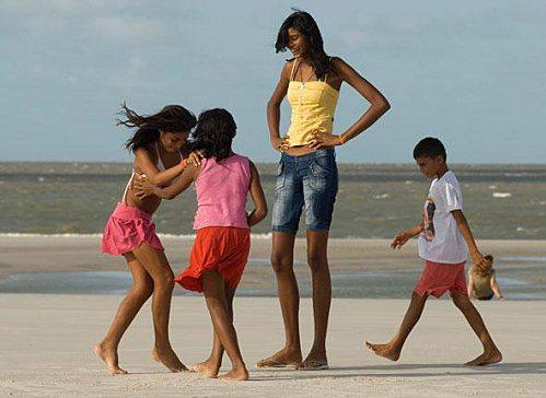 A 14 ans, Elisany Silva mesure déjà 2m06. Elle a été o