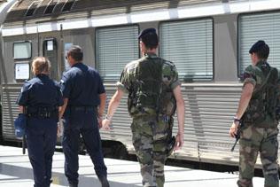 France Info - Une patrouille vigipirate dans une gare - © Fotolia.com/choucashoot 