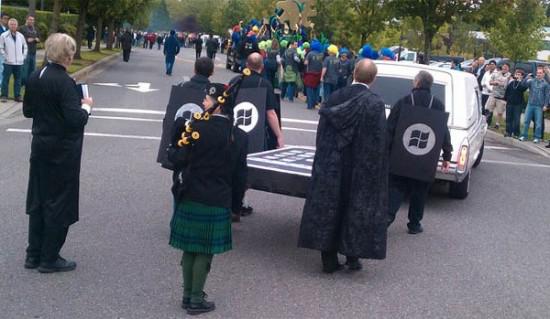 Microsoft enterre l’Iphone lors d’une parade funèbre