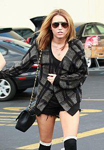 Miley Cyrus sexy upskirt starlette et petite culotte