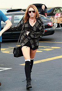 Miley Cyrus sexy upskirt starlette et petite culotte (2)
