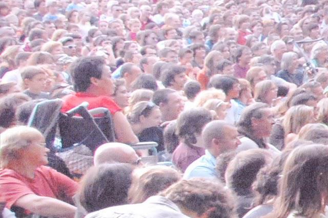 EMPORTEE PAR LA FOULE