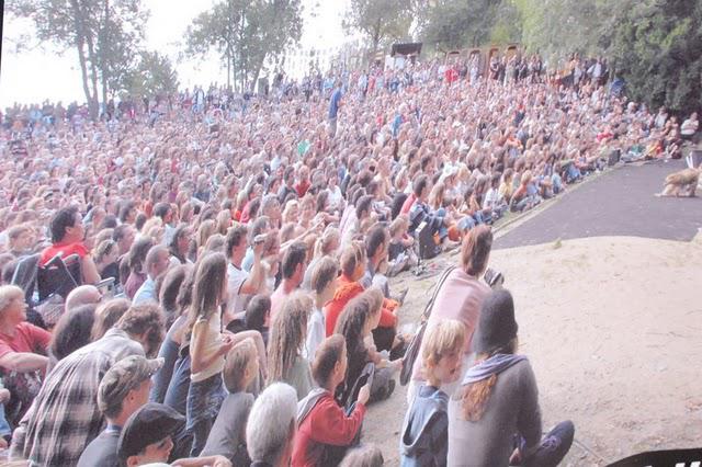 EMPORTEE PAR LA FOULE