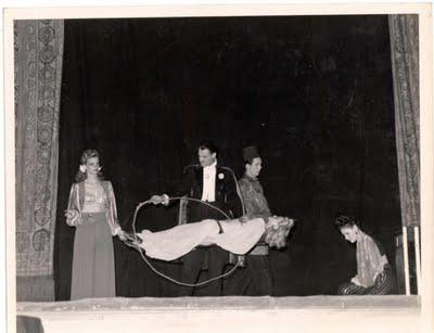 Mandrake is MandrakeDevant les portes de la grotte fleuri...