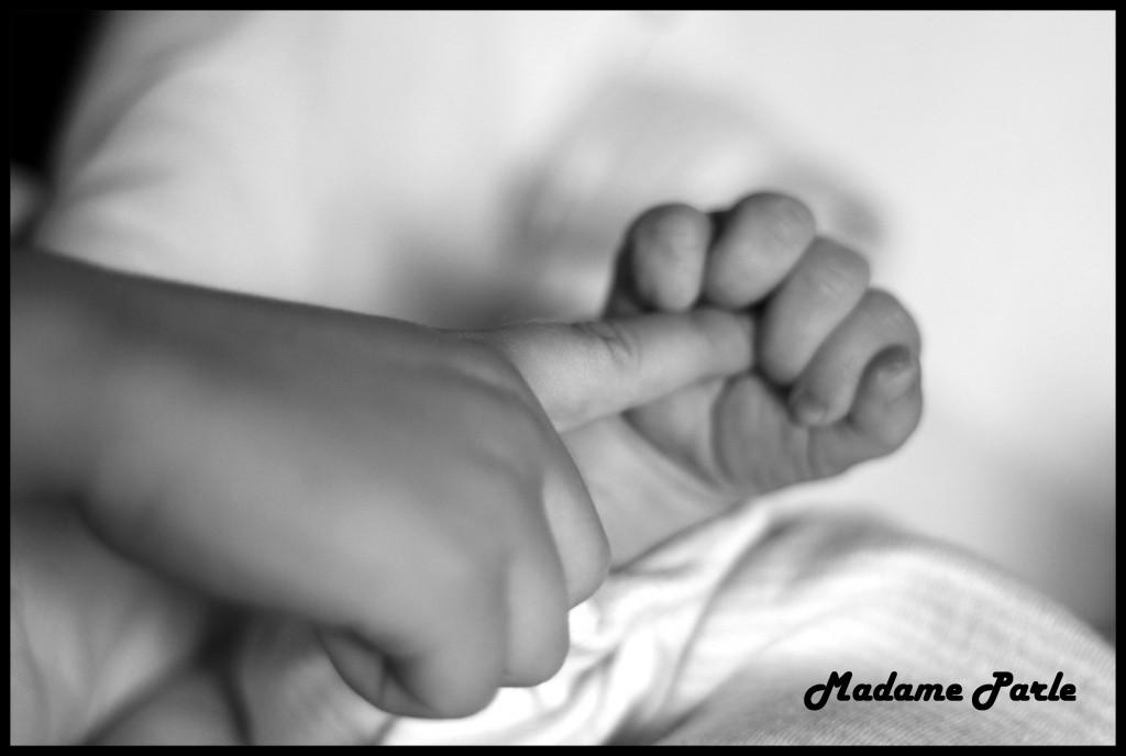 Série de photos où l’on prend un enfant par la main