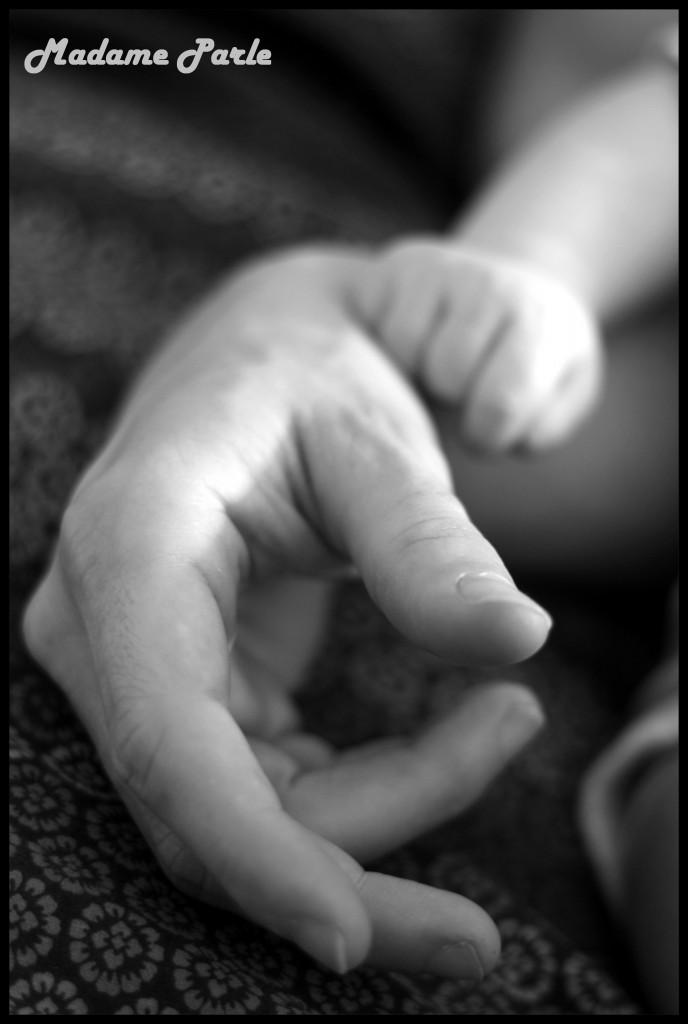 Série de photos où l’on prend un enfant par la main