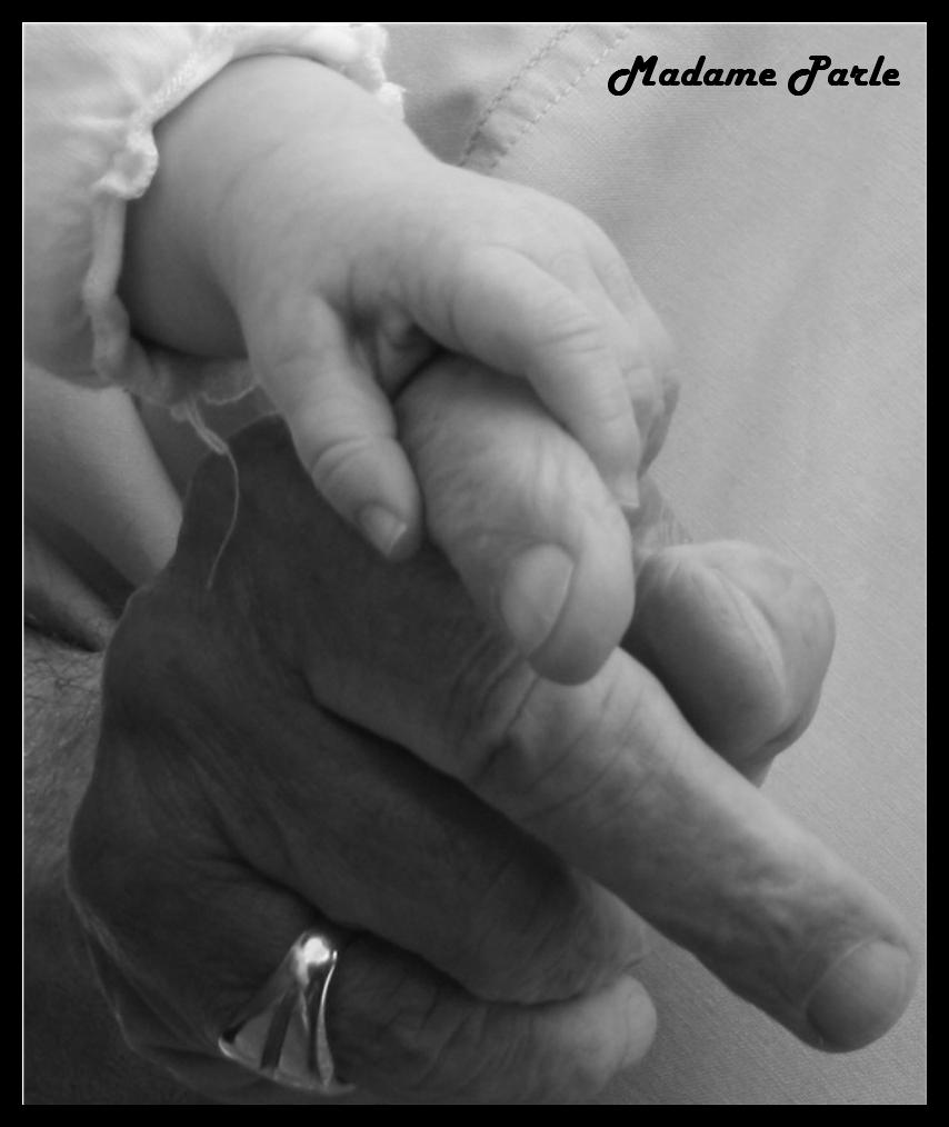 Série de photos où l’on prend un enfant par la main