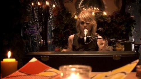 Coeur  de Pirate ... Vivez son concert de chez vous