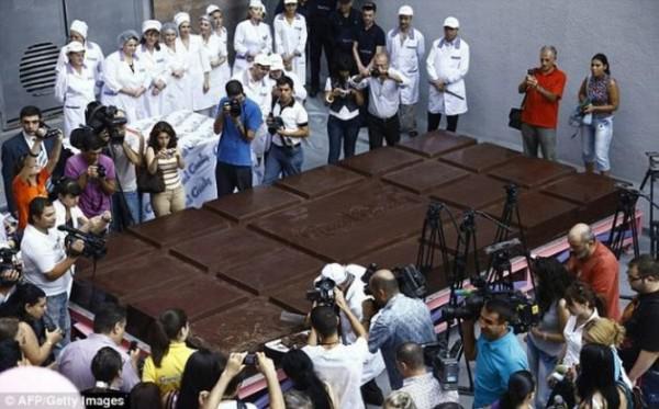 Record de la plus grosse tablette de chocolat au monde !