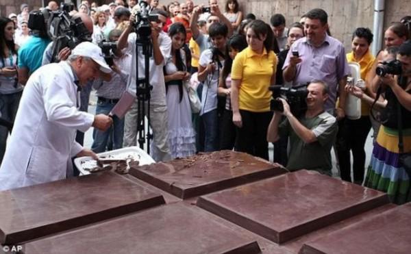 Record de la plus grosse tablette de chocolat au monde !