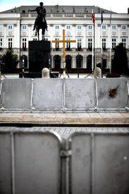 http://bi.gazeta.pl/im/3/8286/z8286263N,Krzyz-ustawiony-przed-Palacem-Prezydenckim-na-Krakowskim.jpg