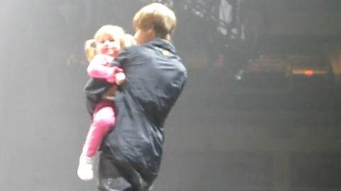 Justin Bieber ... Regardez-le avec sa petite sur sur scène