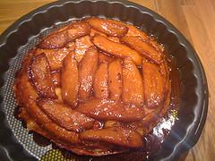 Tarte Tatin à la mangue et à la cardamome, sur une recette de 