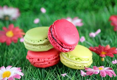 Table à desserts: du rose et des fleurs