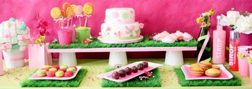 Table à desserts: du rose et des fleurs