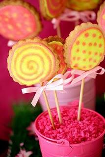 Table à desserts: du rose et des fleurs