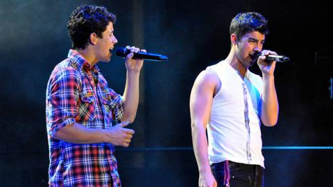90210 saison 3 ... un des Jonas Brothes en guest