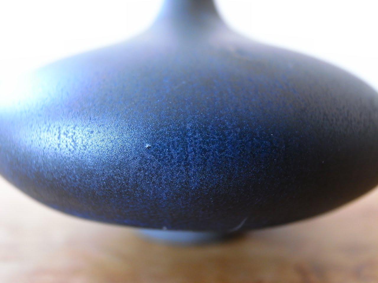 R0022581 Céramique avec couverture bleu pétrole de Rose Cabat   Céramique Design & Moderne