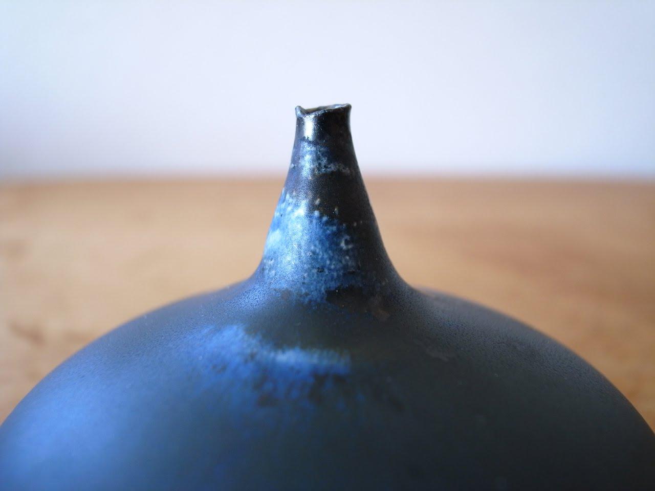 R0022558 Céramique avec couverture bleu pétrole de Rose Cabat   Céramique Design & Moderne