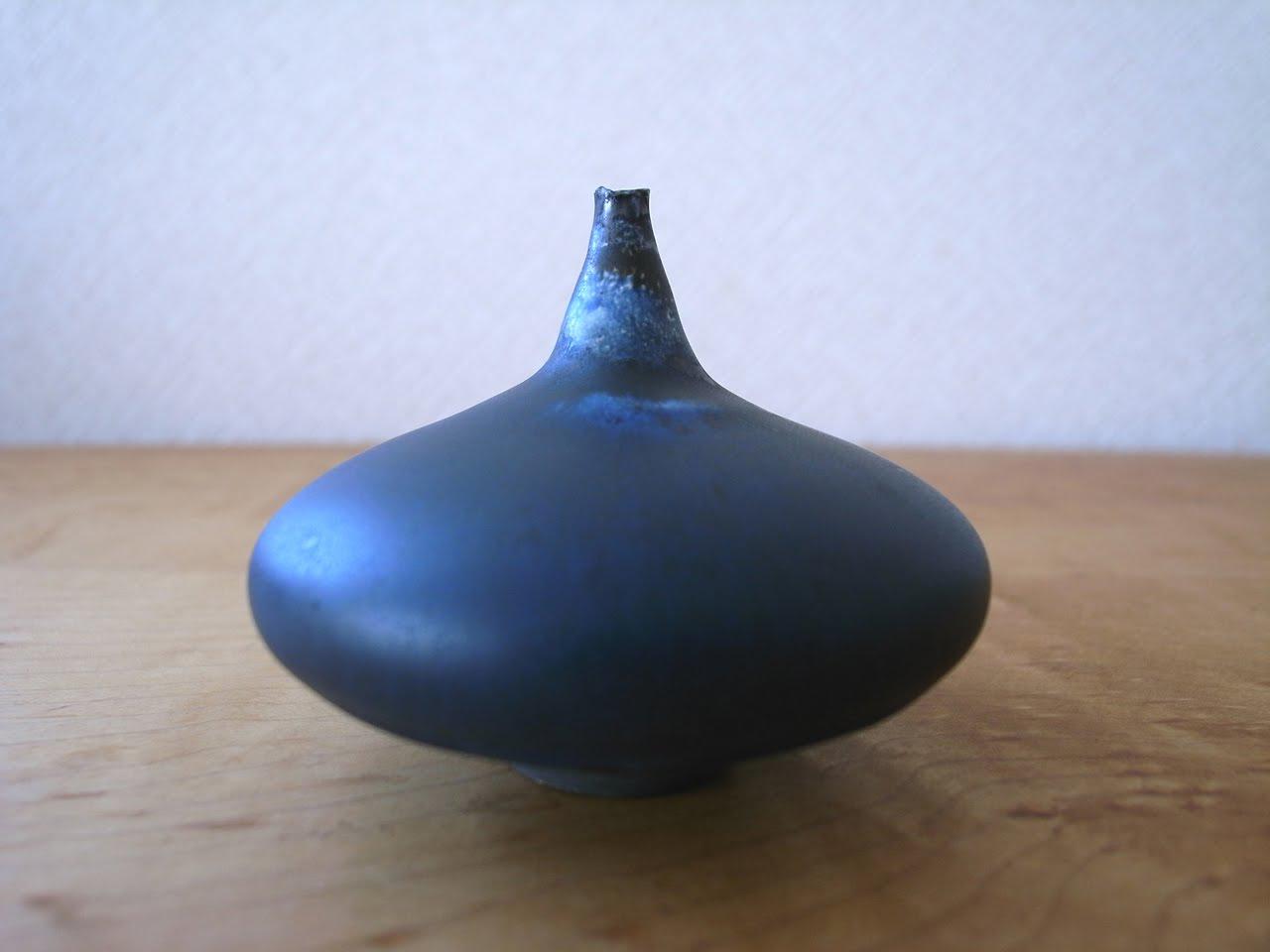 R0022304 Céramique avec couverture bleu pétrole de Rose Cabat   Céramique Design & Moderne