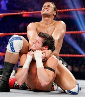 Drew McIntyre s'empare des ceintures par équipe La Nuit des Champions sourie à Drew McIntyre et Cody Rhodes