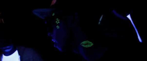Video de Lil Wayne qui montre ses Tattoos qui deviennent fluo la nuit ! truc de fou !