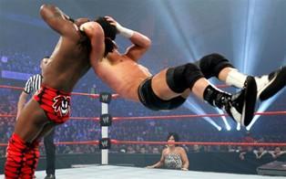 Dolph Ziggler s'impose face à Kofi Kingston Kofi Kingston vaincu à La Nuit des Champions