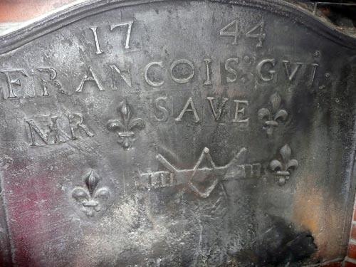 Une plaque de cheminée compagnonnique ou maçonnique à Dole (39)