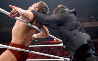 Le rookie de The Miz interrompt le match de Daniel Bryan