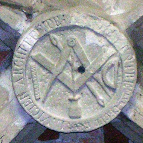 Un blason d'architecte avec l'équerre et le compas entrecroisés dans l'église de Montauriol (Lot-et-Garonne)