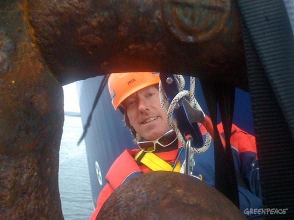 Pétrole : contre les forages profonds, Greenpeace occupe une plateforme géante dans les îles Shetlands
