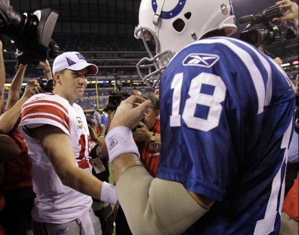 Une histoire de frères. Eli serre la main de Peyton (en bleu). Mais encore une fois l'aîné a livré la marchandise et mène 2-0 contre son frère. La première confrontation a eu lieu en 2006 et les Colts avaient gagné avant de remporter le Super Bowl.
