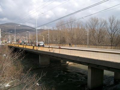 Les ponts de Mitrovica : l'Ibar, une rivière-frontière ?