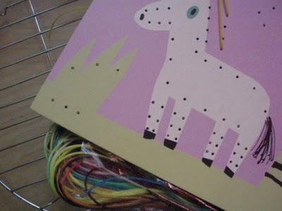 Il veut lacer, dessus, dessous...