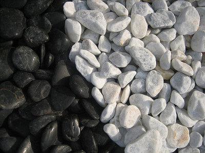 L'histoire insiprante de la belle jeune femme et des cailloux blanc et noirs