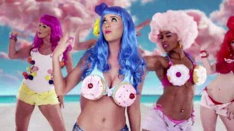 Selena Gomez ... Elle va se déguiser en Katy Perry sexy pour Halloween