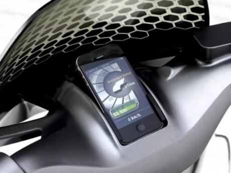 BMW et Mercedes prépare un scooter électrique dont le tableau de bord est un iPhone